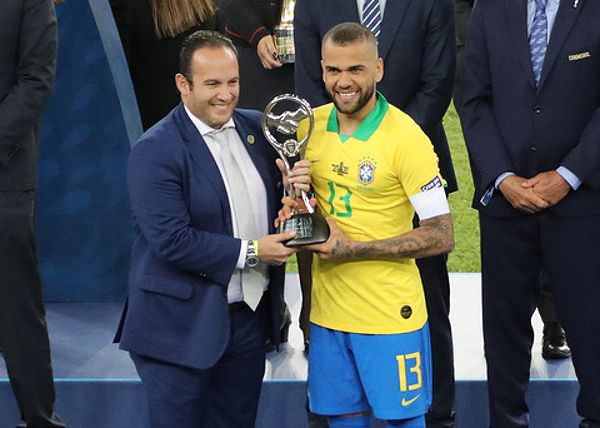 Alves tuổi 36 nhận danh hiệu Cầu thủ hay nhất Copa America 2019 - Ảnh 1