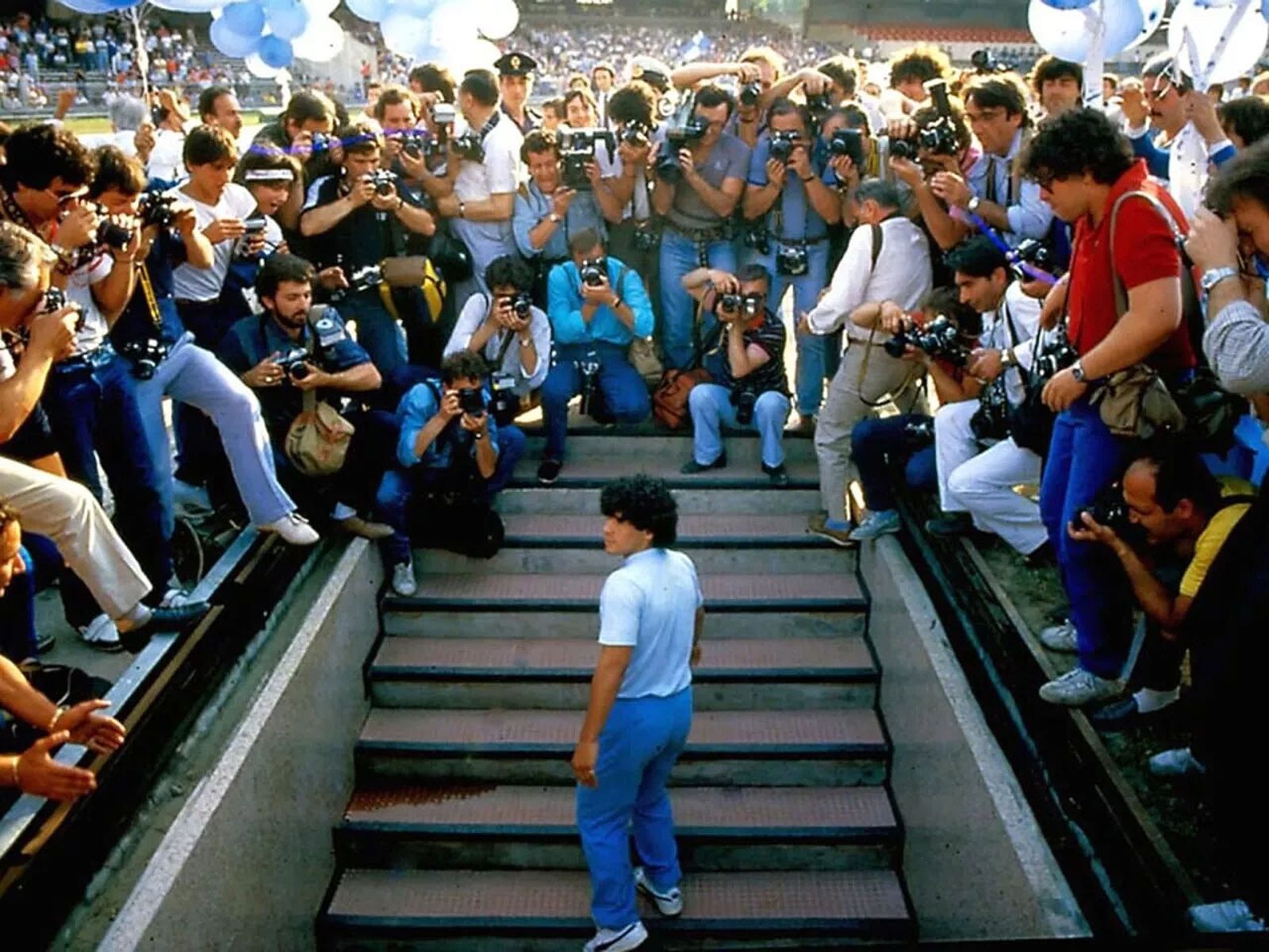 Diego Maradona ra mắt tại Napoli