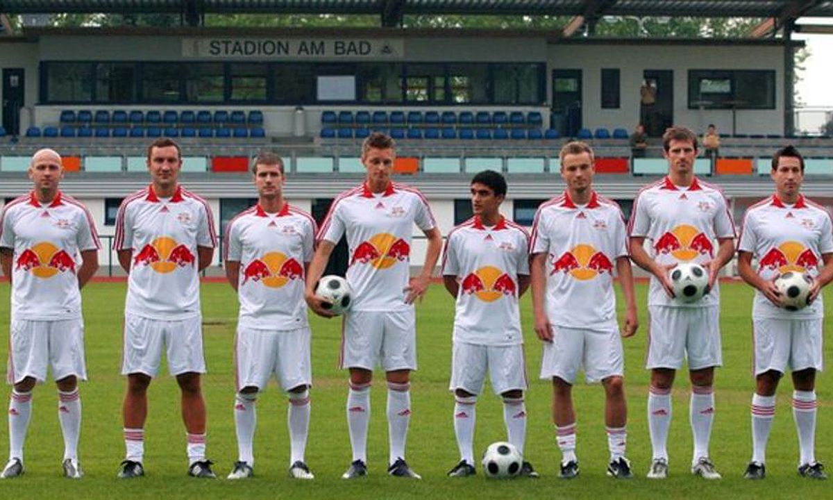 Đội bóng Leipzig năm 2009, mùa bóng đầu tiên của họ sau khi được Red Bull mua và cải tổ.