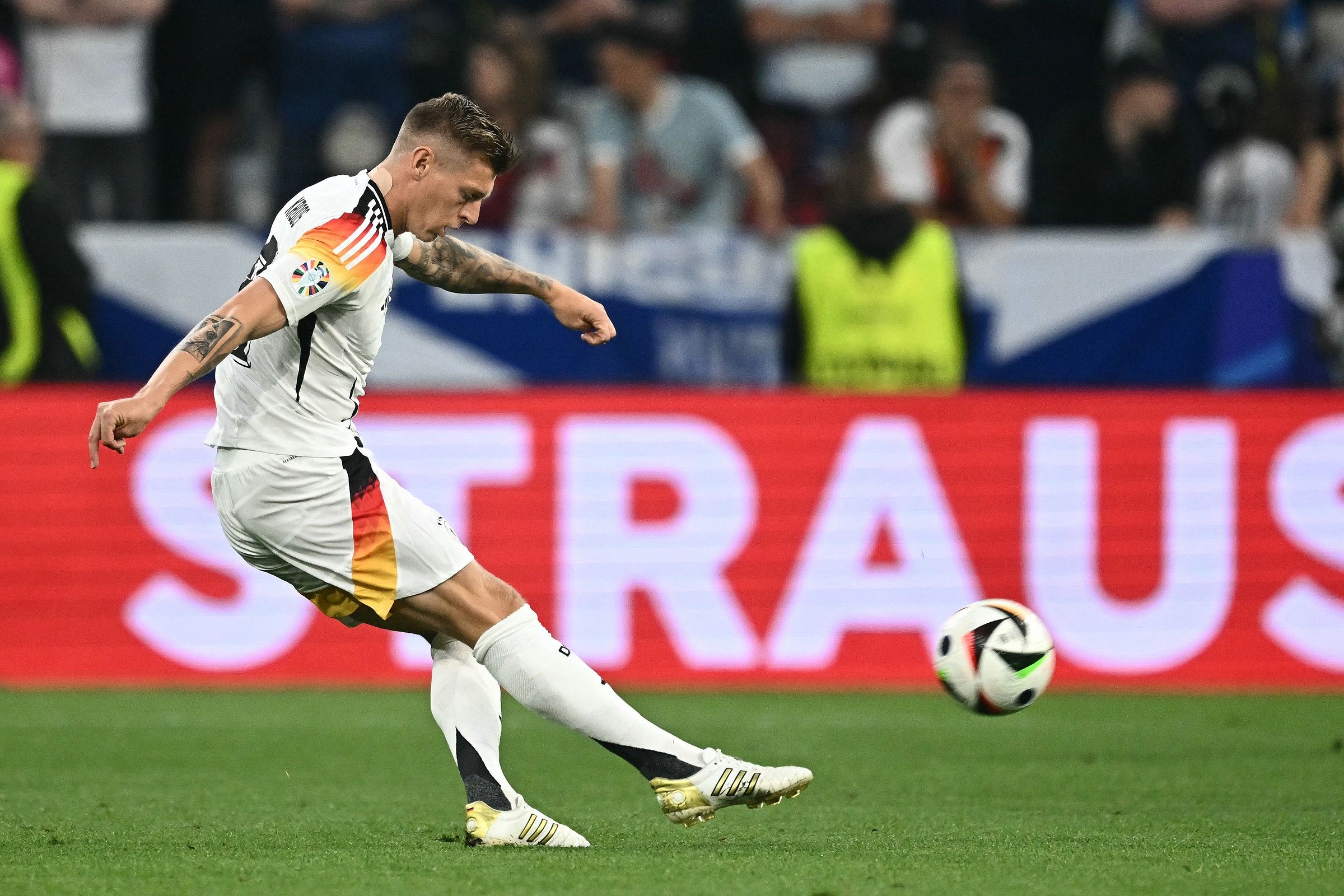 Kroos chuyền bóng trong trận ra quân Euro 2024