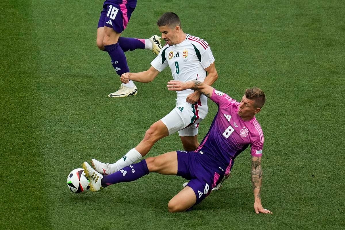 Kroos (phải) tranh bóng với Adam Nagy trong trận thắng Hungary 2-0.