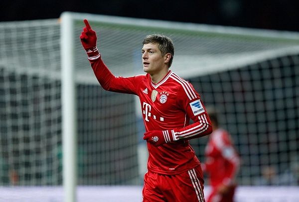 Toni Kroos thực hiện cú sút phạt