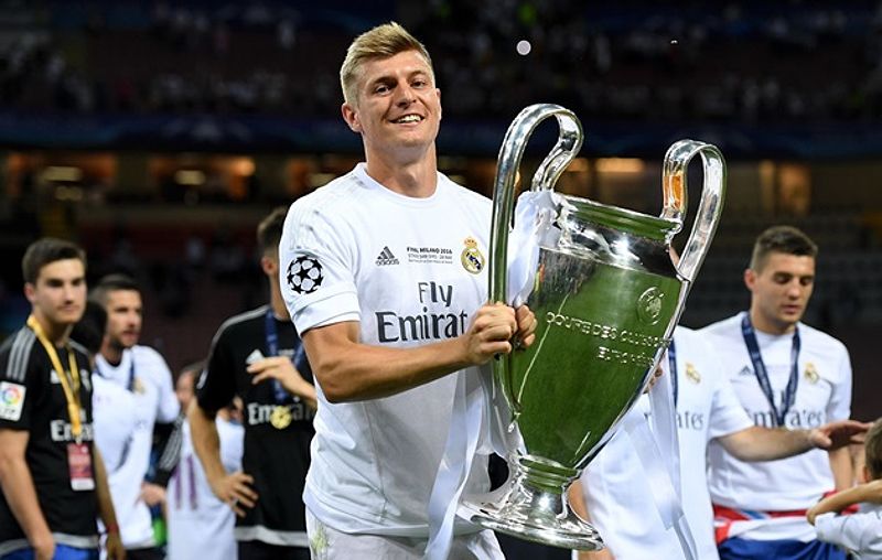 Toni Kroos với mái tóc gọn gàng và bóng mượt