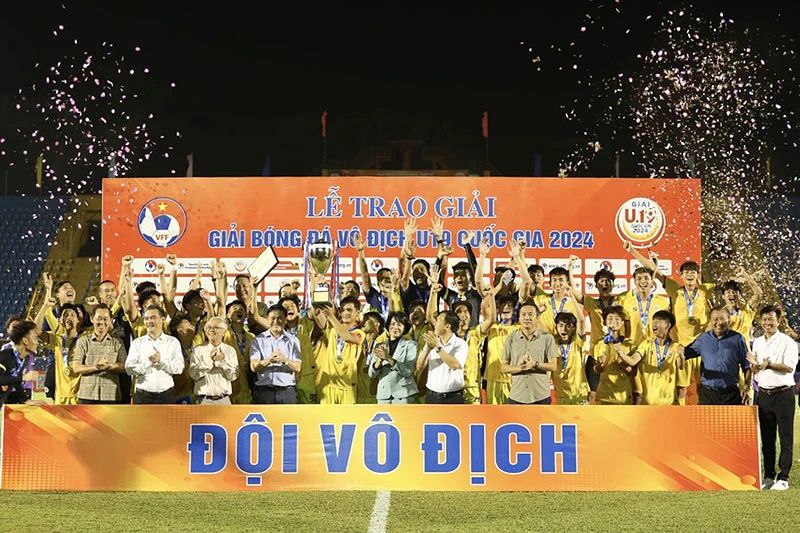 U19 Hà Nội nâng cao cúp vô địch