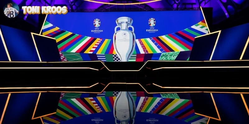 Chu kỳ tổ chức giải Euro